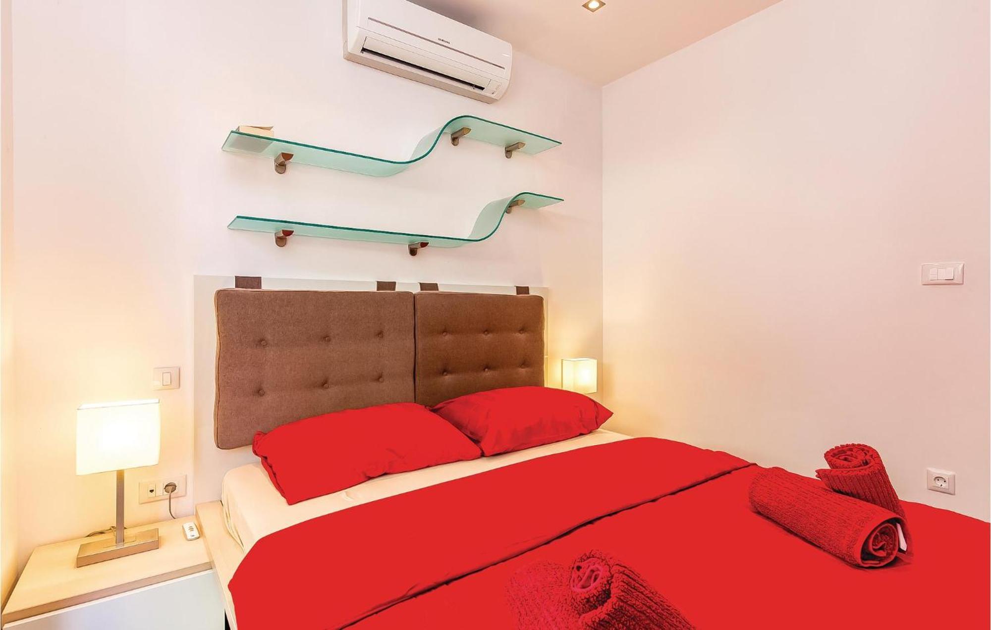 2 Bedroom Lovely Apartment In 茨里克韦尼察 外观 照片