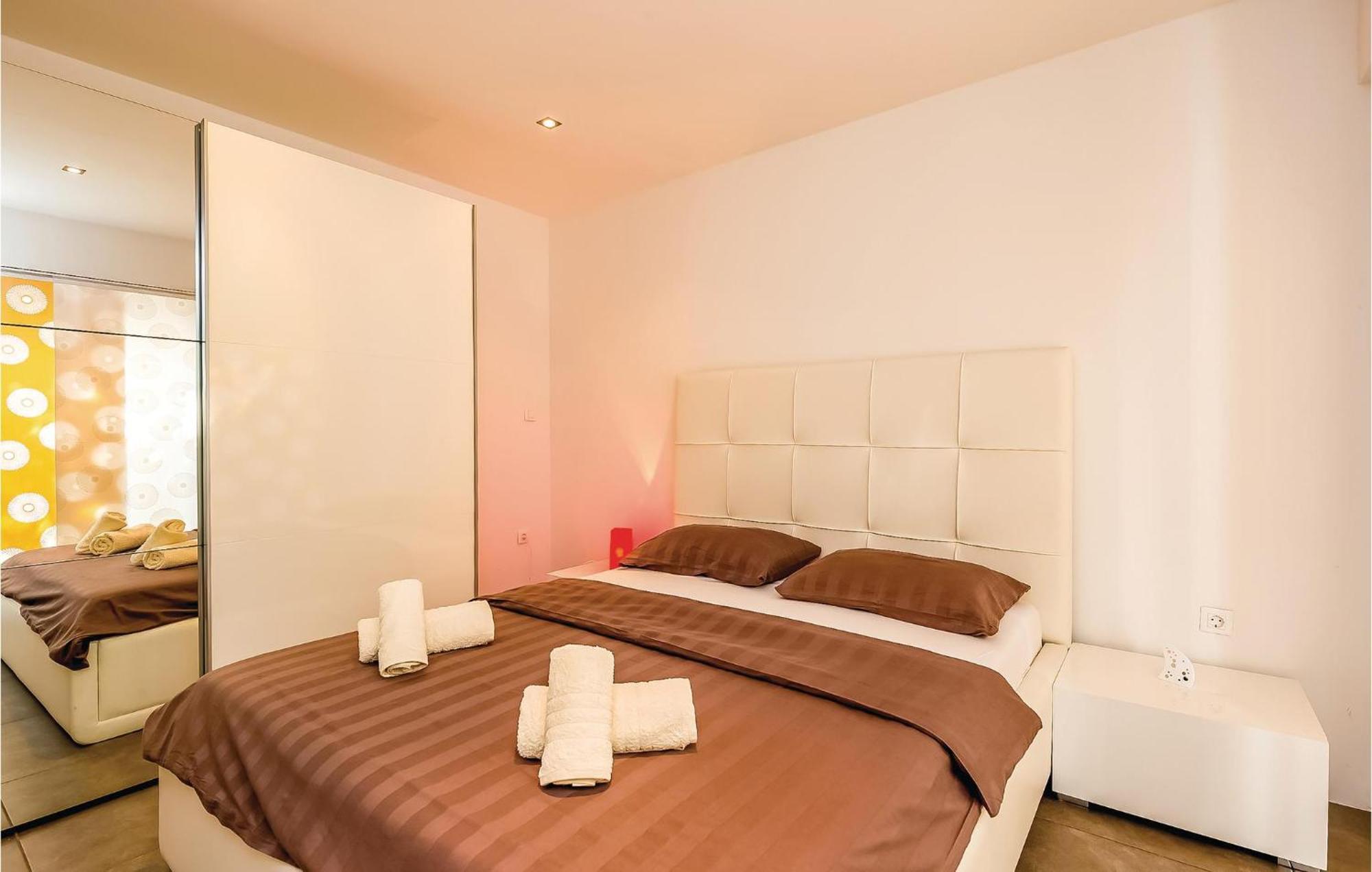 2 Bedroom Lovely Apartment In 茨里克韦尼察 外观 照片