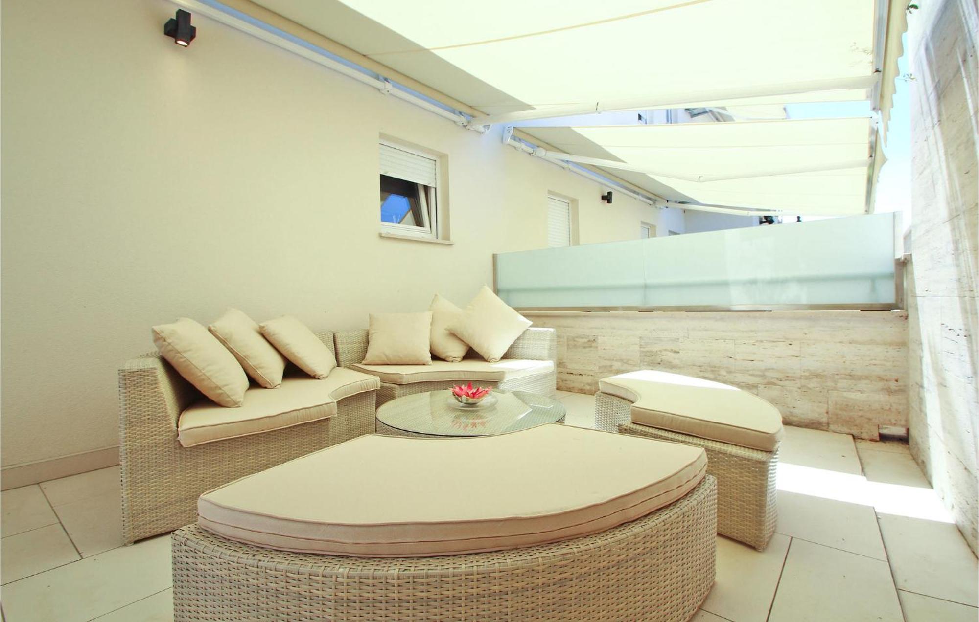 2 Bedroom Lovely Apartment In 茨里克韦尼察 外观 照片