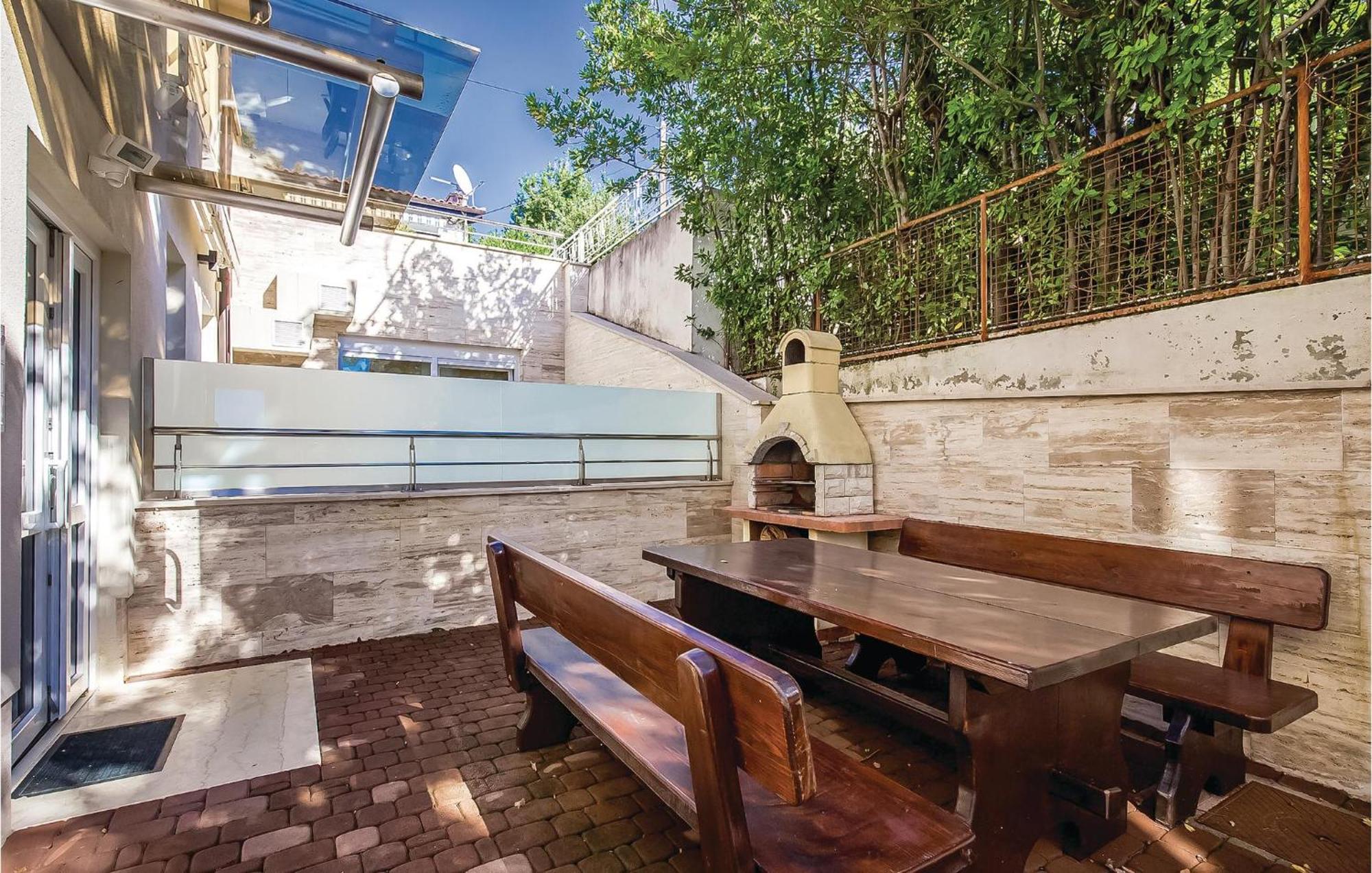 2 Bedroom Lovely Apartment In 茨里克韦尼察 外观 照片