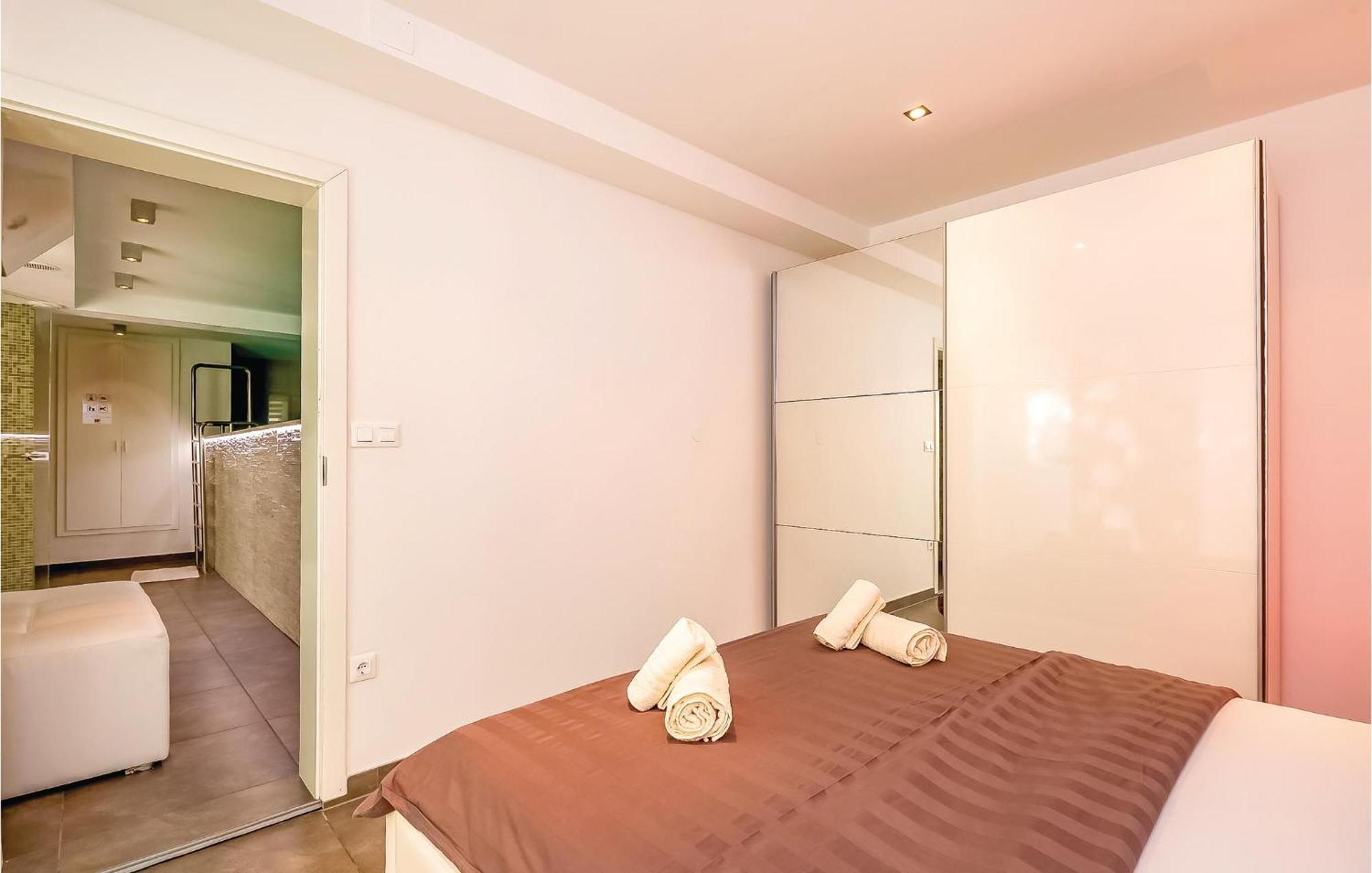 2 Bedroom Lovely Apartment In 茨里克韦尼察 外观 照片